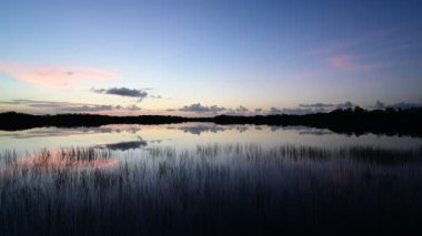 Everglades Ulusal Parkı 'ndaki Nine Mile Pond üzerinde gün doğumunun zamanı 4K.