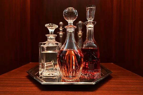 Gümüş tepside çeşitli içkiler içeren süprüntüler.