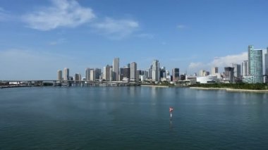 Miami şehrinin zaman çizelgesi güneşli bir günde gökyüzü bulutların arasından geçerken 4K.