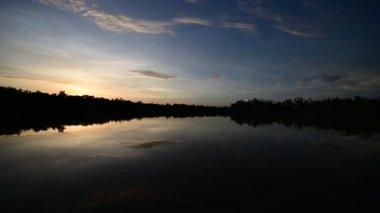Everglades Ulusal Parkı 'ndaki Eco Pond' da gün batımı zamanı 4K.