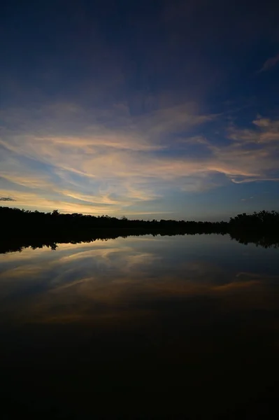 Puesta de sol sobre Eco Pond en el Parque Nacional Everglades, Florida . — Foto de Stock