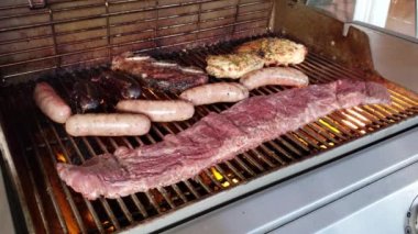 Arjantin usulü biftek, sosis, tavuk ve sığır pirzolası ızgarası..