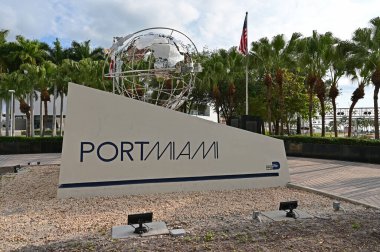 Miami, Florida 'da liman girişinde Port Miami Anıtı tabelası.