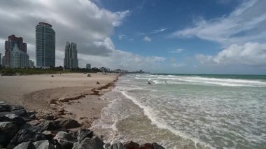 Florida 'da, Miami Plajı' nda, Isaias Kasırgası 4K kıyılarında dalgalı bir sörf..