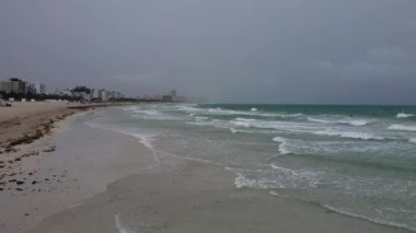 Florida 'da, Miami Plajı' nda, Isaias Kasırgası 4K kıyılarında dalgalı bir sörf..