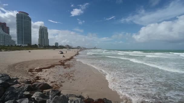 Ciężkie surfowanie w Miami Beach na Florydzie z huraganem Isaias u wybrzeży 4K. — Wideo stockowe