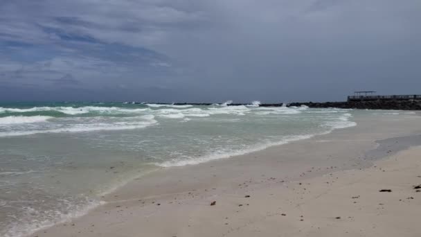 Surf pesado en Miami Beach, Florida con el huracán Isaias frente a la costa 4K. — Vídeo de stock