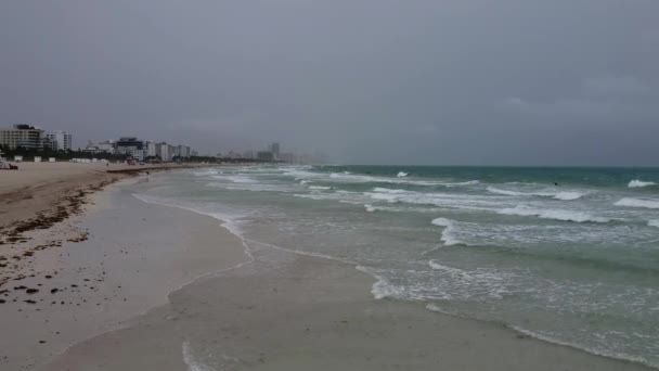 Surfe pesado em Miami Beach, Flórida com o furacão Isaias ao largo da costa 4K . — Vídeo de Stock