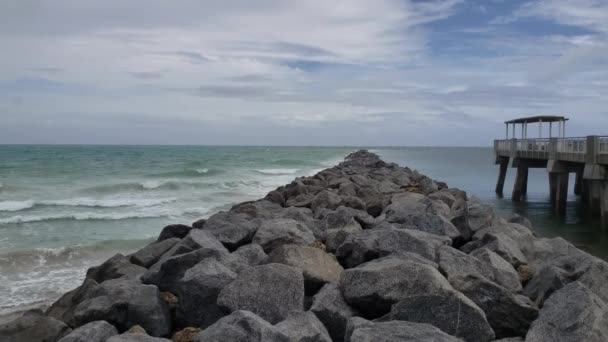 Tung surfing i Miami Beach, Florida med orkanen Isaias utanför kusten 4K. — Stockvideo