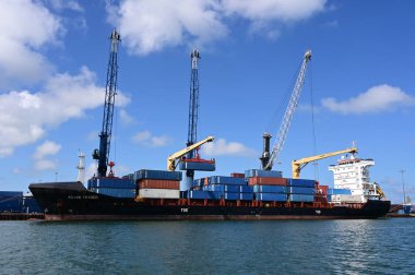 Kargo gemisi Miami, Florida Limanı 'nda.