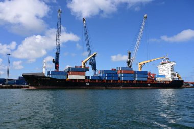 Kargo gemisi Miami, Florida Limanı 'nda.