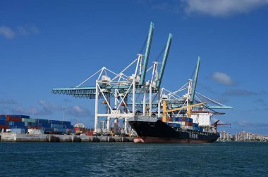 Kargo gemisi Miami, Florida Limanı 'nda.