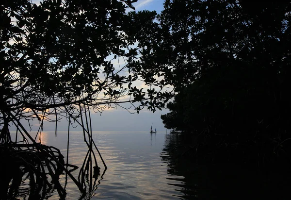 Vzdálení rybáři stočí svou loď na mělčinu u Key Biscayne na Floridě. — Stock fotografie