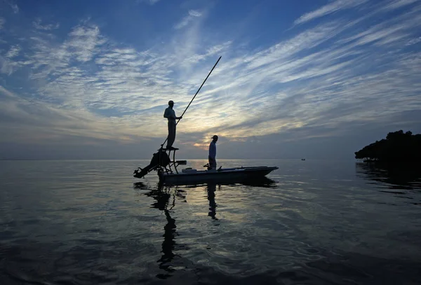 Fischer setzen bei Sonnenaufgang Boot über Bear Cur flach vor Key Biscayne. — Stockfoto