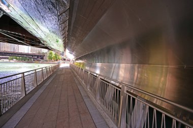 Chicago, Illinois 'deki Riverwalk' ta yansıtıcı alt geçit.