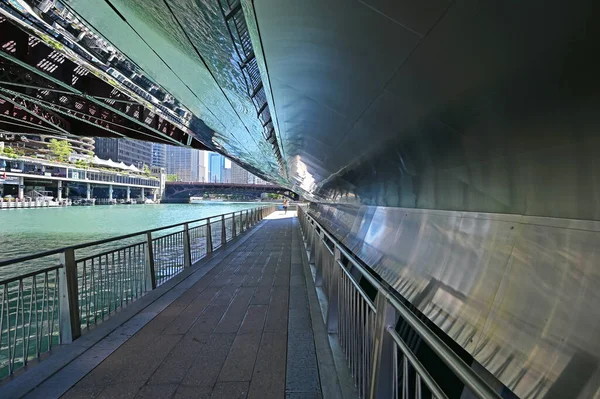 Chicago, Illinois 'deki Riverwalk' ta yansıtıcı alt geçit.