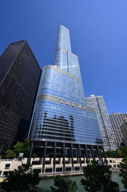 Chicago Nehri üzerindeki Trump Kulesi Chicago, Illinois.