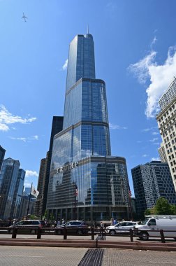 Chicago Nehri üzerindeki Trump Kulesi Chicago, Illinois.