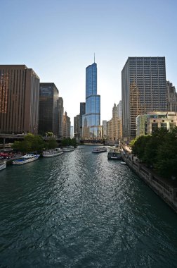 Trump Kulesi ve Chicago Nehri, Illinois çevresindeki binalar.