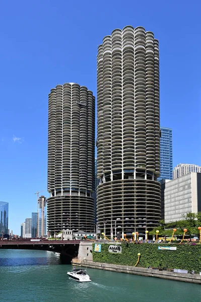 Edificios residenciales Marina Towers en Chicago River en Chicago, Illinois. — Foto de Stock