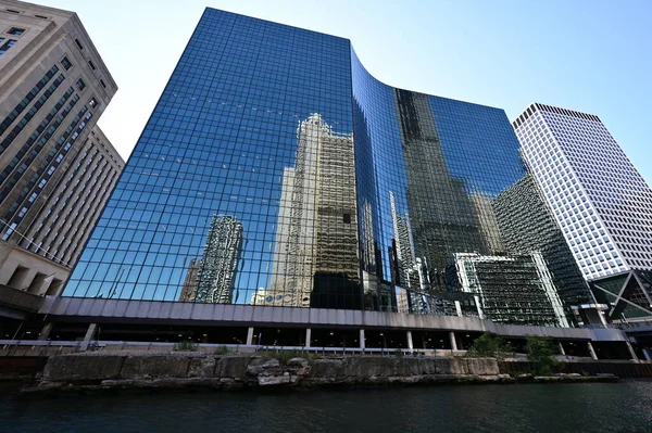 Edificios de vidrio reflectante en el río Chicago en Chicago, Illinois. — Foto de Stock