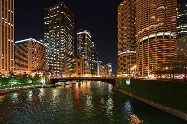 밤에는 일리노이주 시카고 시와 시카고 강 — 스톡 사진
