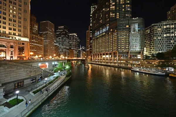 Город Чикаго и река Чикаго в штате Иллинойс ночью — стоковое фото