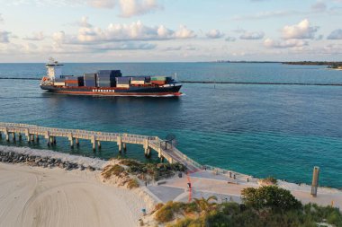Hükümetteki konteynır gemisi Miami, Florida Limanı 'na gidiyor..