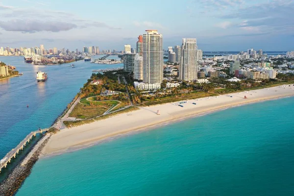 Aerial of South Pointe Park és South Beach, Florida kora reggeli fényben. — Stock Fotó