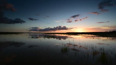 Everglades Ulusal Parkı 4K 'daki Delikli Donut bölgesindeki bulutların zamanı.