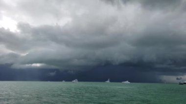 Yaz fırtınası Elliott Key, Florida 4K açıklarındaki teknelere yaklaşıyor..