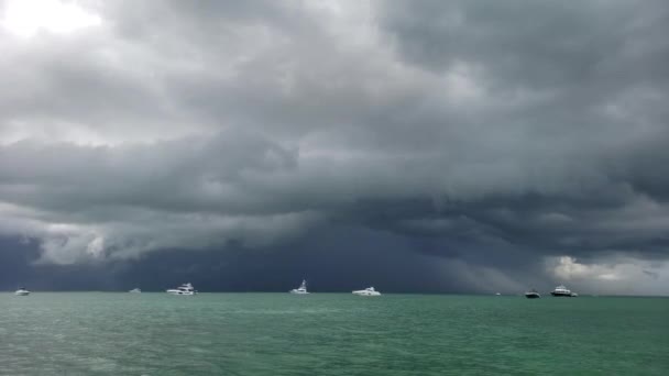 夏天的风暴逼近停泊在佛罗里达州Elliott Key附近的船只. — 图库视频影像