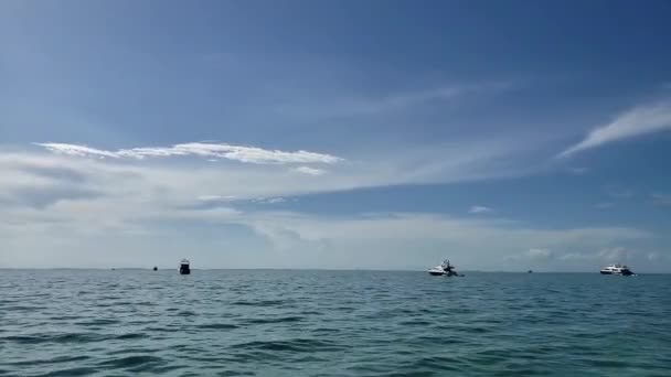 Elliott Key, Florida 4K açıklarında güneşli bir yaz gününde tekneler demir alıyor.. — Stok video