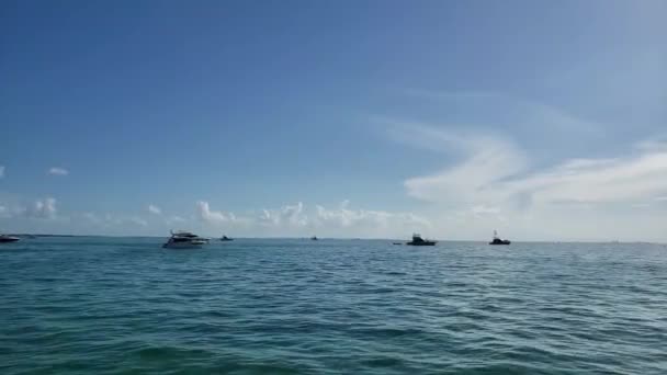 Barcos na âncora no dia de verão ensolarado folga Elliott Key, Florida 4K. — Vídeo de Stock