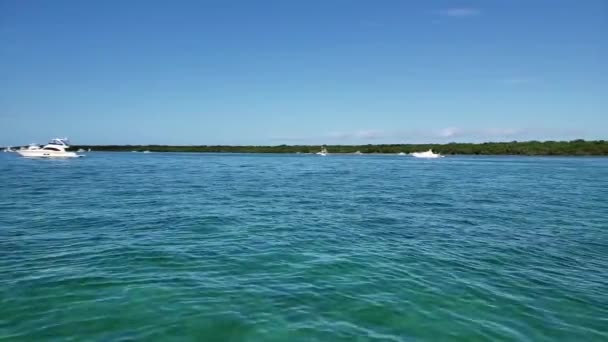 フロリダ州エリオット・キー沖の晴れた夏の日のアンカーボート｜4K. — ストック動画