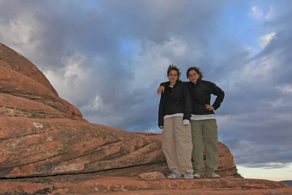 Twee jonge vrouwen in de vroege ochtend op backpacken reis in Grand Canyon. — Stockfoto