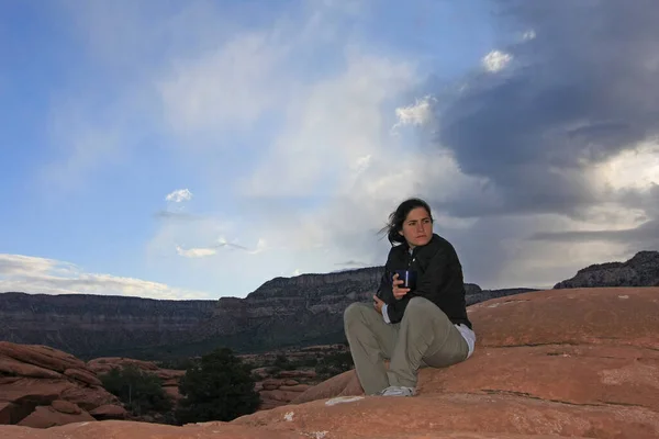 Jonge vrouw in de vroege ochtend op backpacken reis in Grand Canyon. — Stockfoto