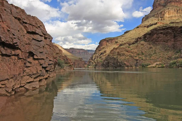 Büyük Kanyon Ulusal Parkı 'ndaki Colorado Nehri üzerinde yaz bulutları. — Stok fotoğraf