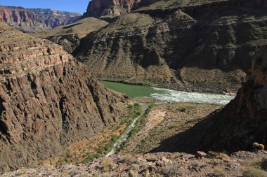 Tapeat Deresi ve Colorado Nehri 'nin Grand Canyon Ulusal Parkı' ndaki etkisi.