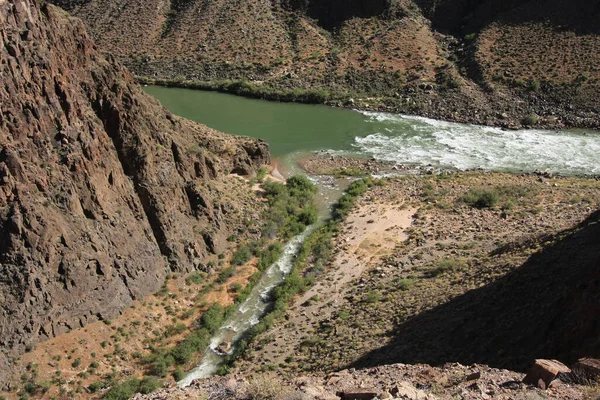 Zusammenfluss von Tapeats Creek und Colorado River im Grand Canyon Nationalpark. — Stockfoto