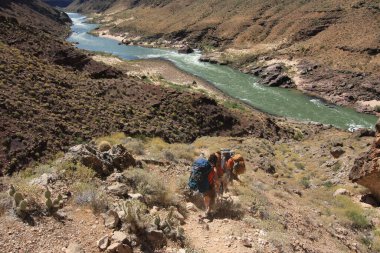 Büyük Kanyon 'daki Colorado Nehri' nin kıyısında gezginler..