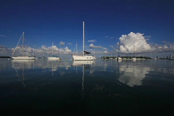 Florida, Key Biscayne açıklarında demirli yelkenlilerin üzerinde yaz bulutları var.. — Stok fotoğraf