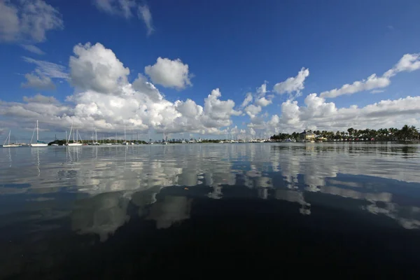 Sommar molnlandskap över förtöjda segelbåtar utanför Key Biscayne, Florida på morgonen. — Stockfoto