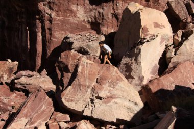 Arizona Grand Canyon Ulusal Parkı 'nda zıplayan genç bir kadın..