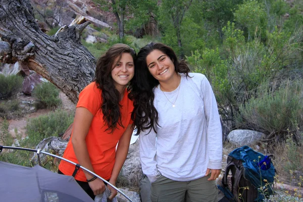 Deux jeunes femmes commencent la journée en randonnée dans le parc national du Grand Canyon. — Photo