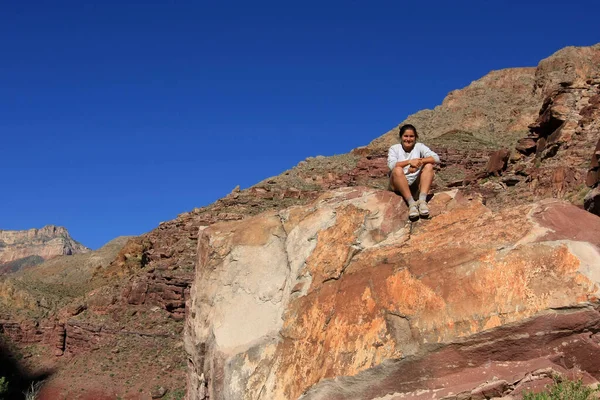 Jonge vrouw geniet van uitzicht op Grand Canyon van nabij Upper Tapeats Campground. — Stockfoto