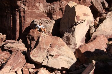 Arizona Grand Canyon Ulusal Parkı 'nda zıplayan genç bir kadın..