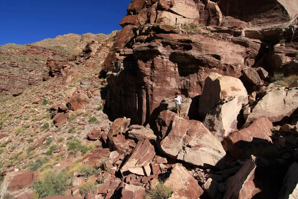 Jonge vrouw rotsblokken hoppen in Grand Canyon National Park, Arizona. — Stockfoto