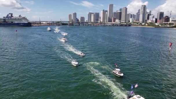 Σκάφη που υποστηρίζουν κρουαζιέρα Trump Biscayne Bay μπροστά από το Μαϊάμι, Φλόριντα ορίζοντα 4K — Αρχείο Βίντεο
