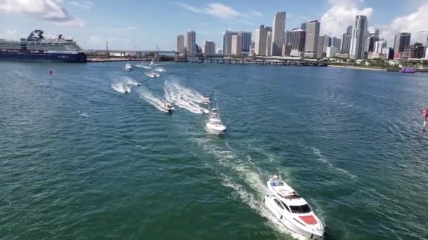 Boote unterstützen Trumps Kreuzfahrt in der Biscayne Bay vor der Skyline von Miami, Florida 4K — Stockvideo